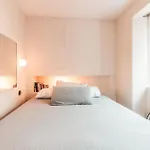 The Founders Residency, Praca Das Flores